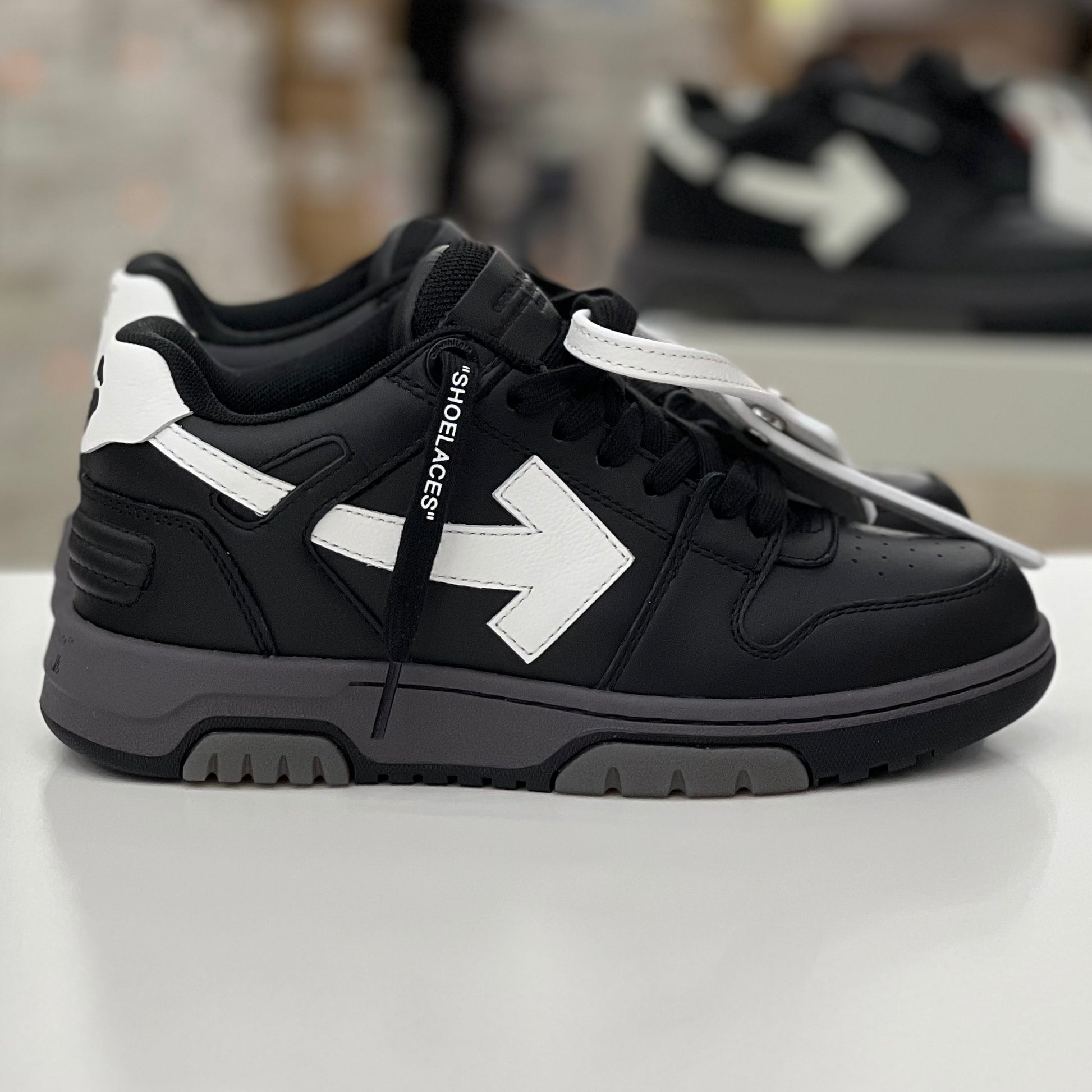 OFF WHITE