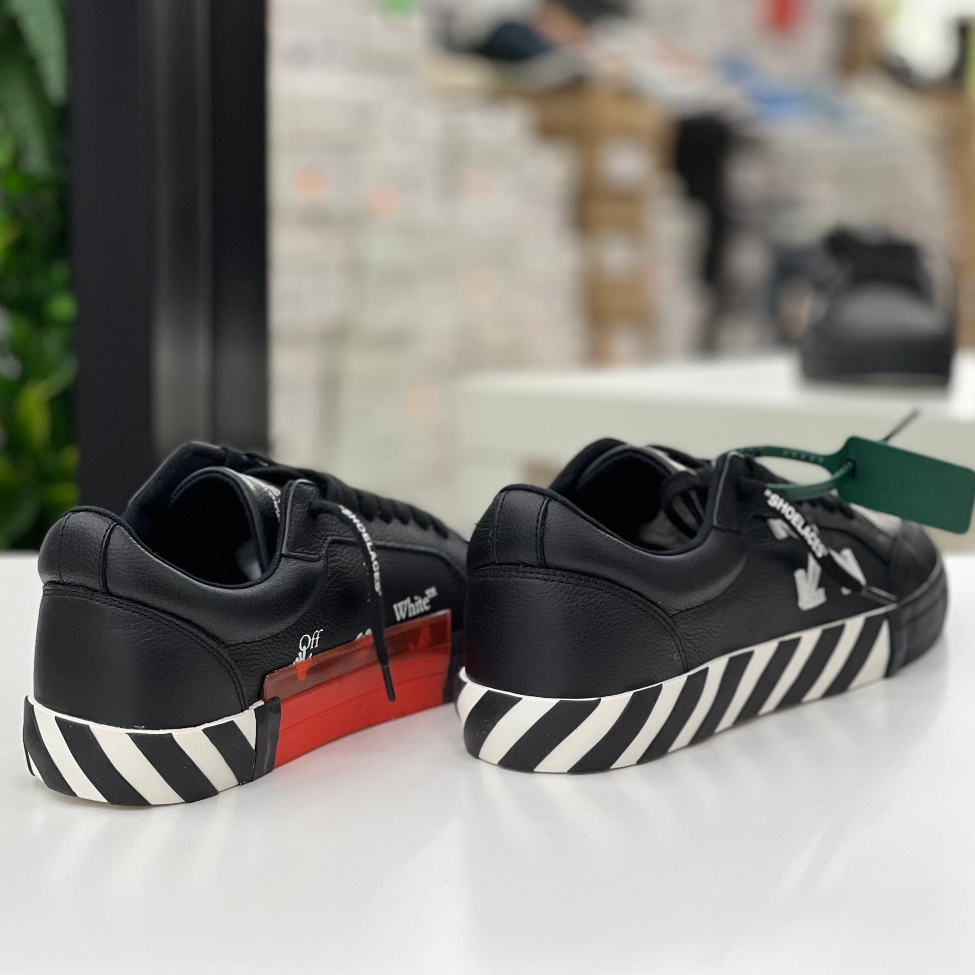 OFF WHITE