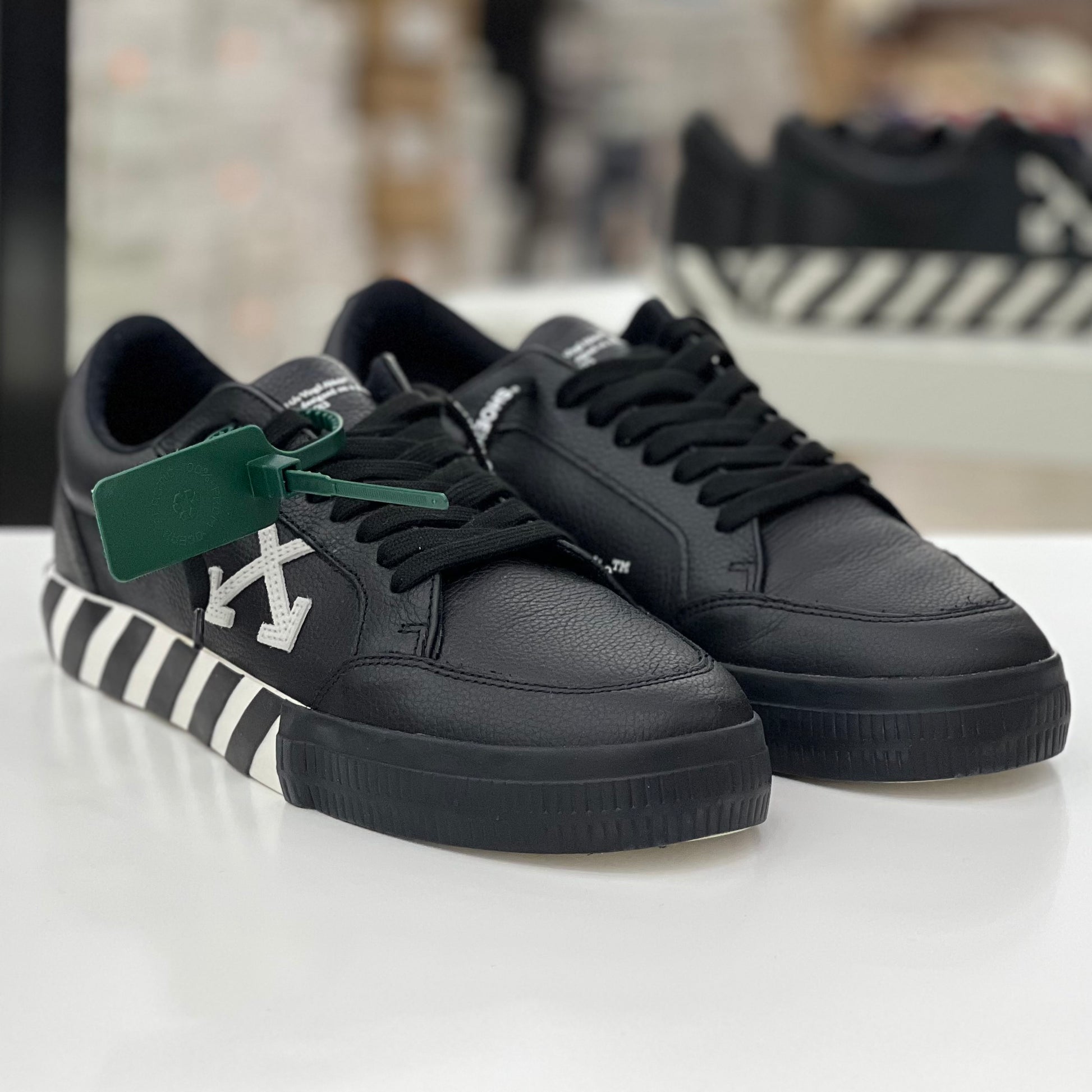 OFF WHITE